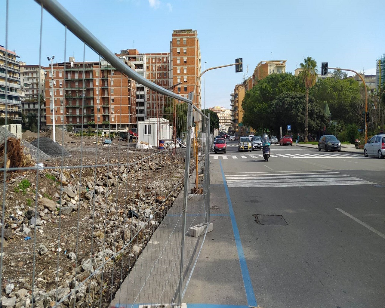 Parcheggio impossibile, il cantiere e le barriere in strada in viale Raffaello Sanzio – FOTO
