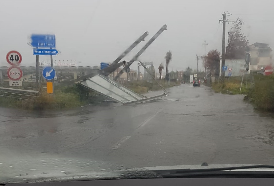 Dal vento incessante agli allagamenti, Sicilia “devastata” dal maltempo – FOTO