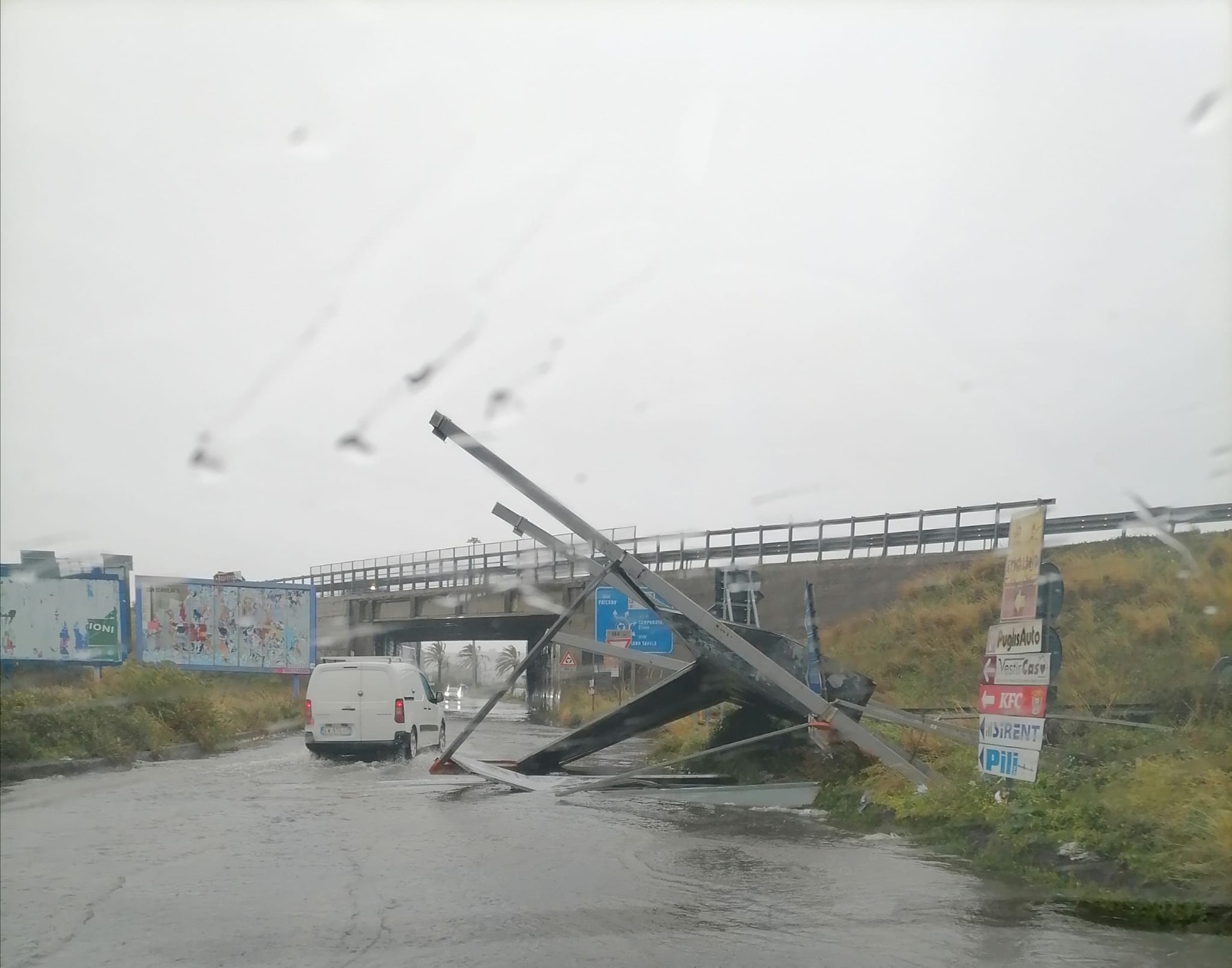 Dal vento incessante agli allagamenti, Sicilia “devastata” dal maltempo – FOTO