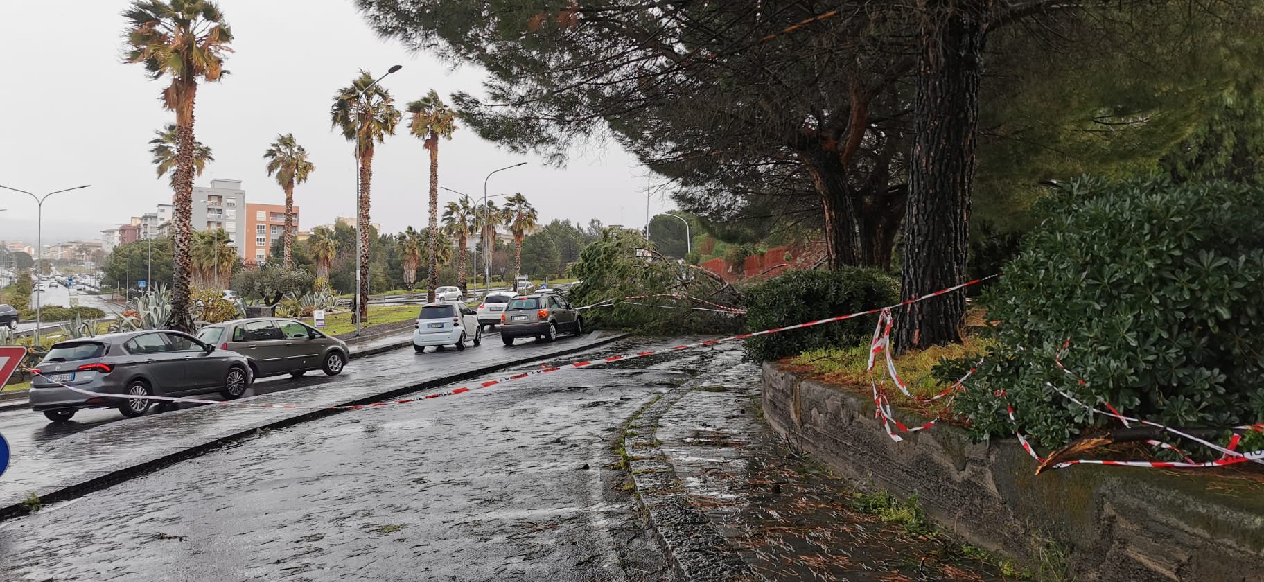 Dal vento incessante agli allagamenti, Sicilia “devastata” dal maltempo – FOTO