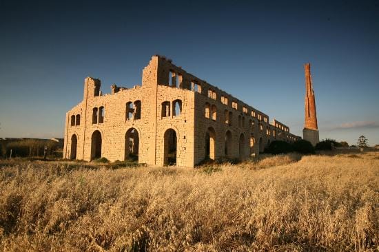 Maltempo, il vento distrugge ciminiera della “mannara” del Commissario Montalbano Maltempo, il vento distrugge ciminiera della “mannara” del Commissario Montalbano