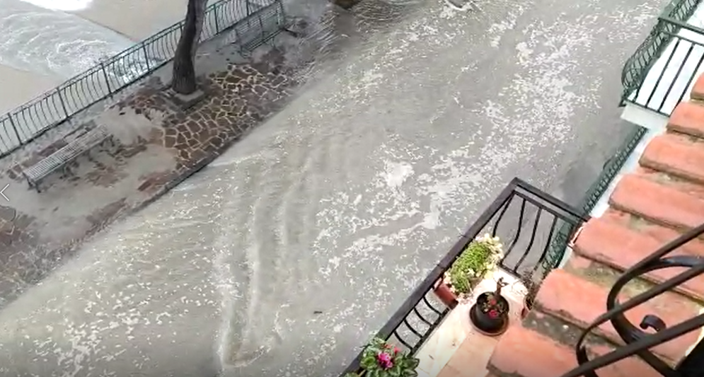 Taormina, a Mazzeo il maltempo fa paura: il video delle mareggiate