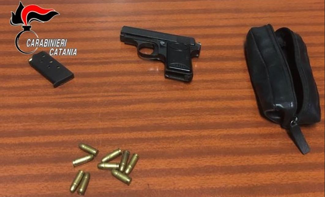 Pistola “trovata” in mezzo alla spazzatura e tenuta in casa, uomo finisce ai domiciliari