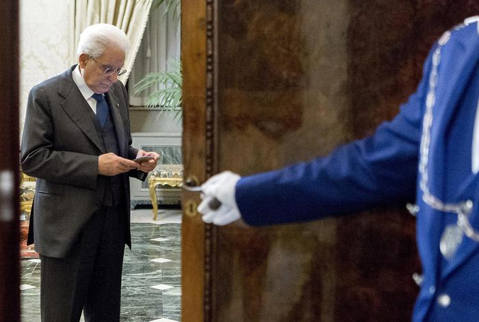 Si finge Mattarella e chiama l’ospedale per farsi raccomandare: medico indagato