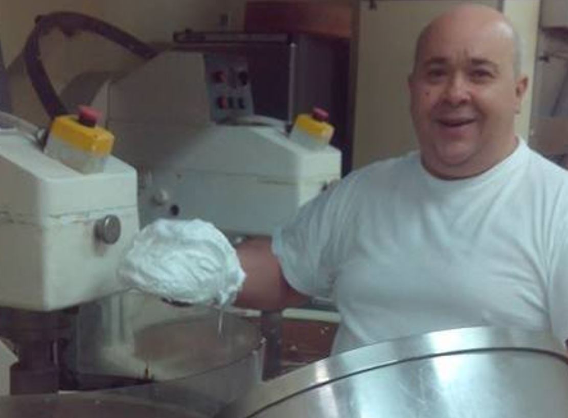 Addio al pasticciere del cannolo da record, morto a 54 anni Michele Giannone