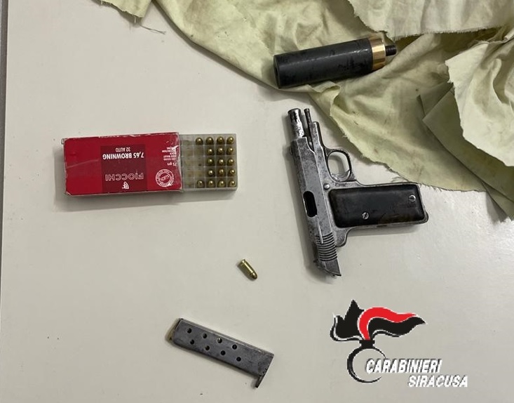 Nasconde munizioni e pistola in camera da letto, 38enne finisce in manette