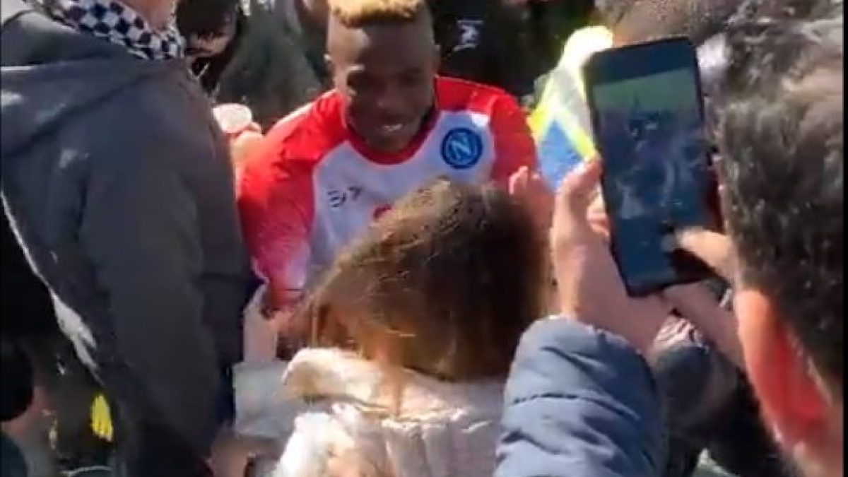 Serie A, Osimhen colpisce tifosa Spezia nel riscaldamento e va in curva a scusarsi