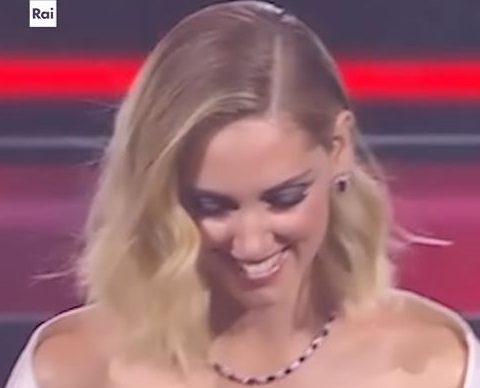 Un cerotto spunta dal top della Ferragni: followers in ansia per la salute dell’imprenditrice