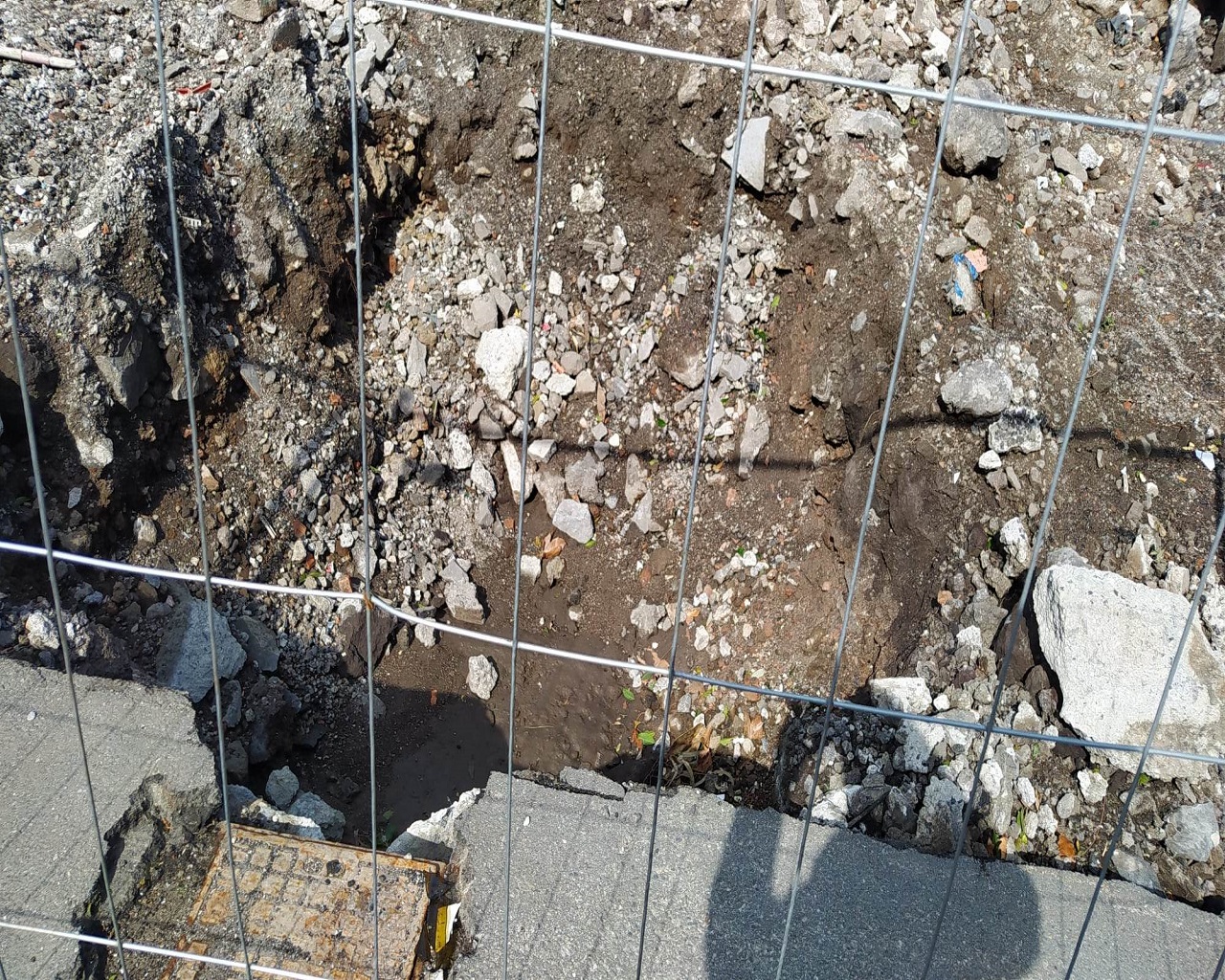 Parcheggio impossibile, il cantiere e le barriere in strada in viale Raffaello Sanzio – FOTO