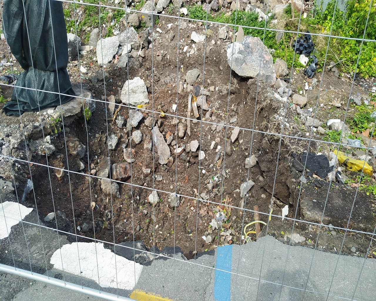 Parcheggio impossibile, il cantiere e le barriere in strada in viale Raffaello Sanzio – FOTO