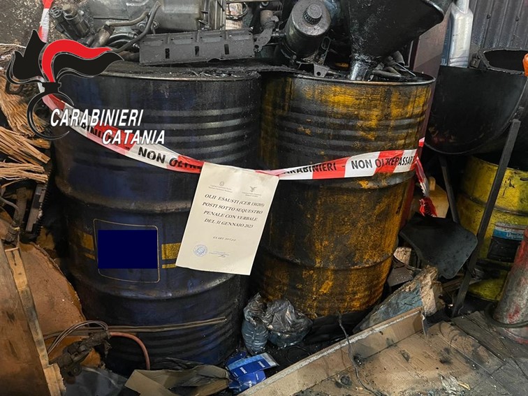 Randazzo, oli esausti raccolti senza autorizzazione: denunciato titolare autofficina