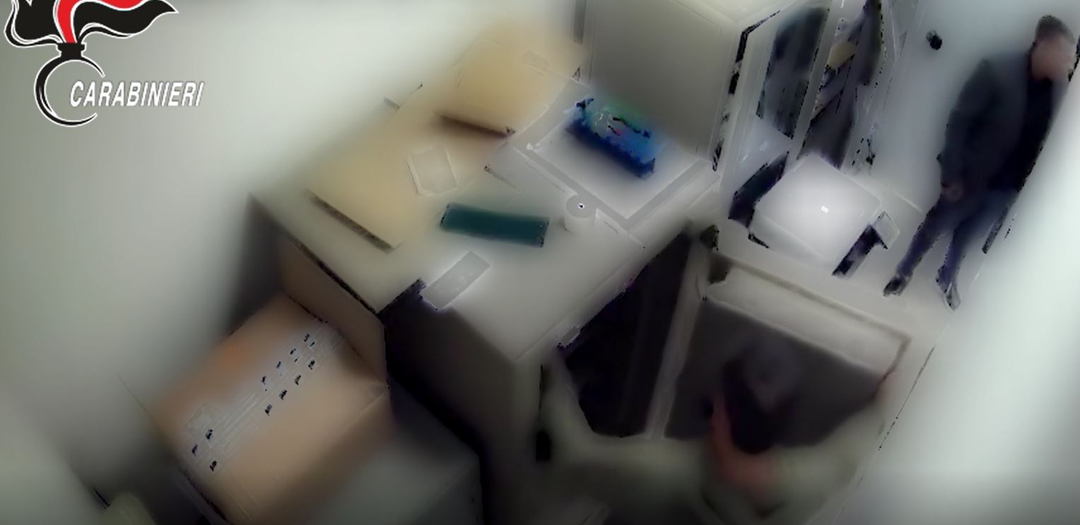 Terrore in banca, rapina con persone sequestrate e rinchiuse nel bagno – VIDEO