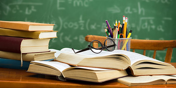 Prof di religione inviava foto hot agli studenti: la Procura apre un’inchiesta