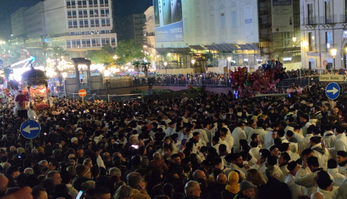 Sant’Agata 2023, lo spettacolo della “Salita dei Cappuccini” – FOTO e VIDEO Sant’Agata 2023, lo spettacolo della “Salita dei Cappuccini” – FOTO e VIDEO