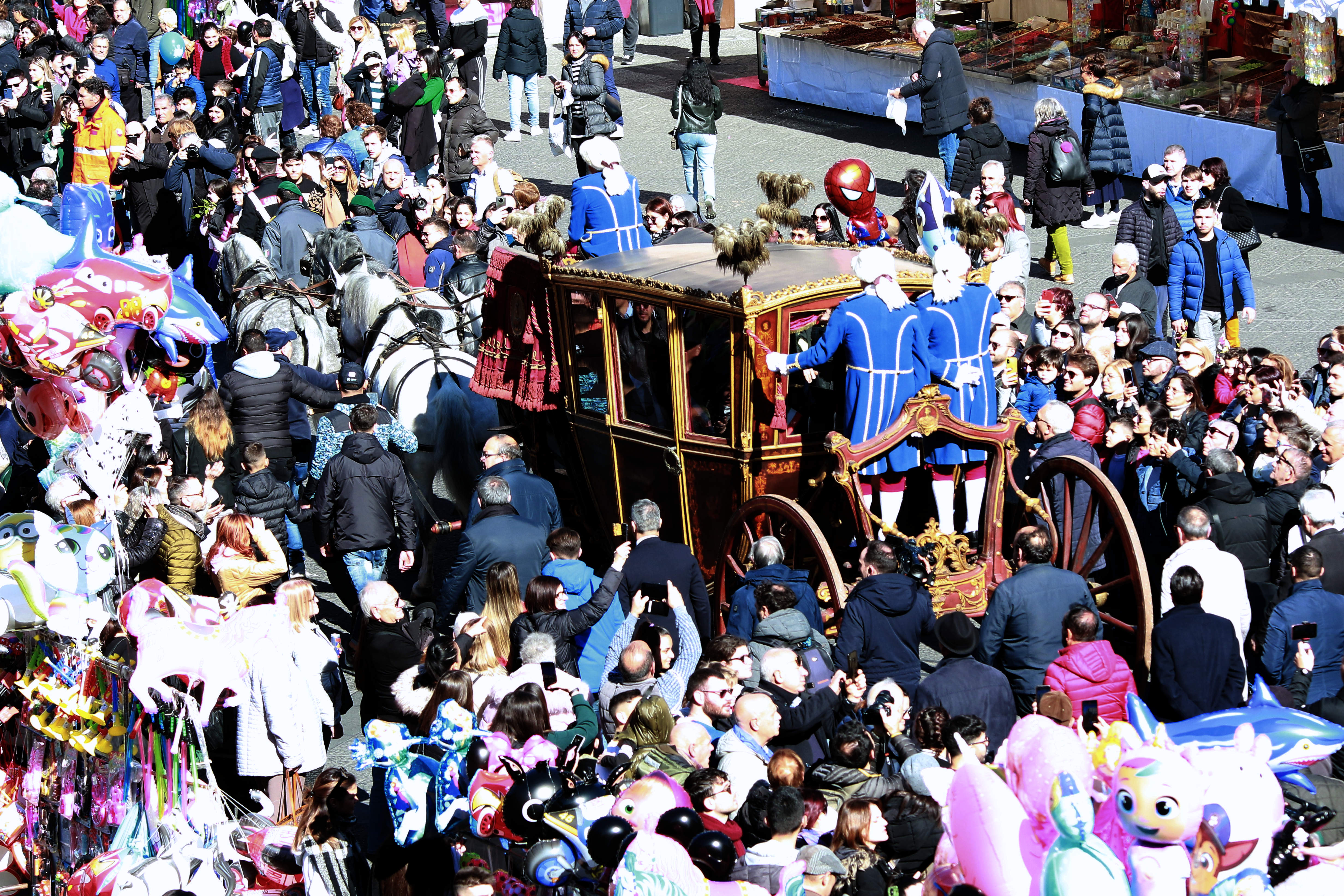 Carrozza del Senato e offerta della cera: al via ufficialmente la festa di Sant’Agata – FOTO e VIDEO Carrozza del Senato e offerta della cera: al via ufficialmente la festa di Sant’Agata – FOTO e VIDEO