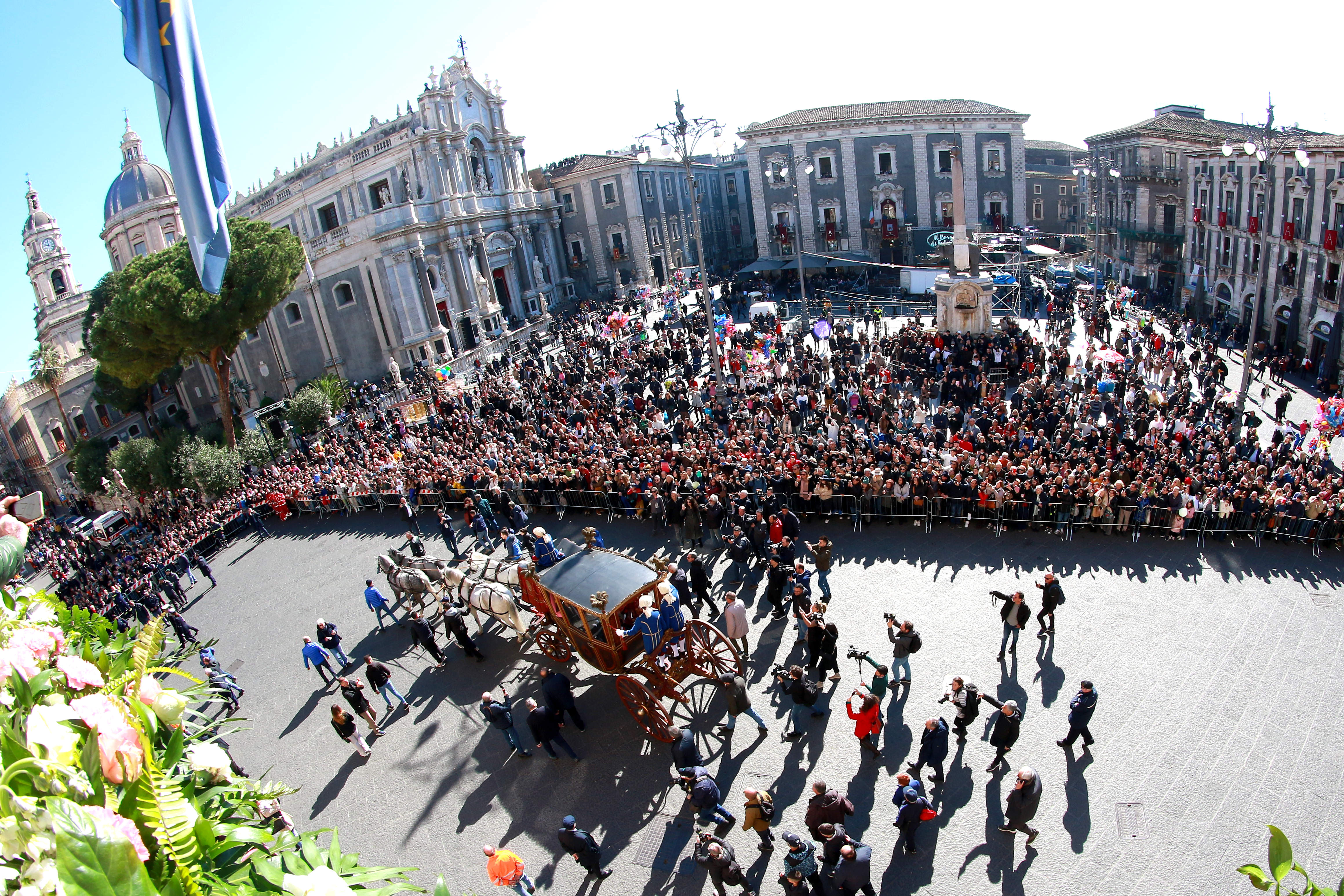Carrozza del Senato e offerta della cera: al via ufficialmente la festa di Sant’Agata – FOTO e VIDEO Carrozza del Senato e offerta della cera: al via ufficialmente la festa di Sant’Agata – FOTO e VIDEO