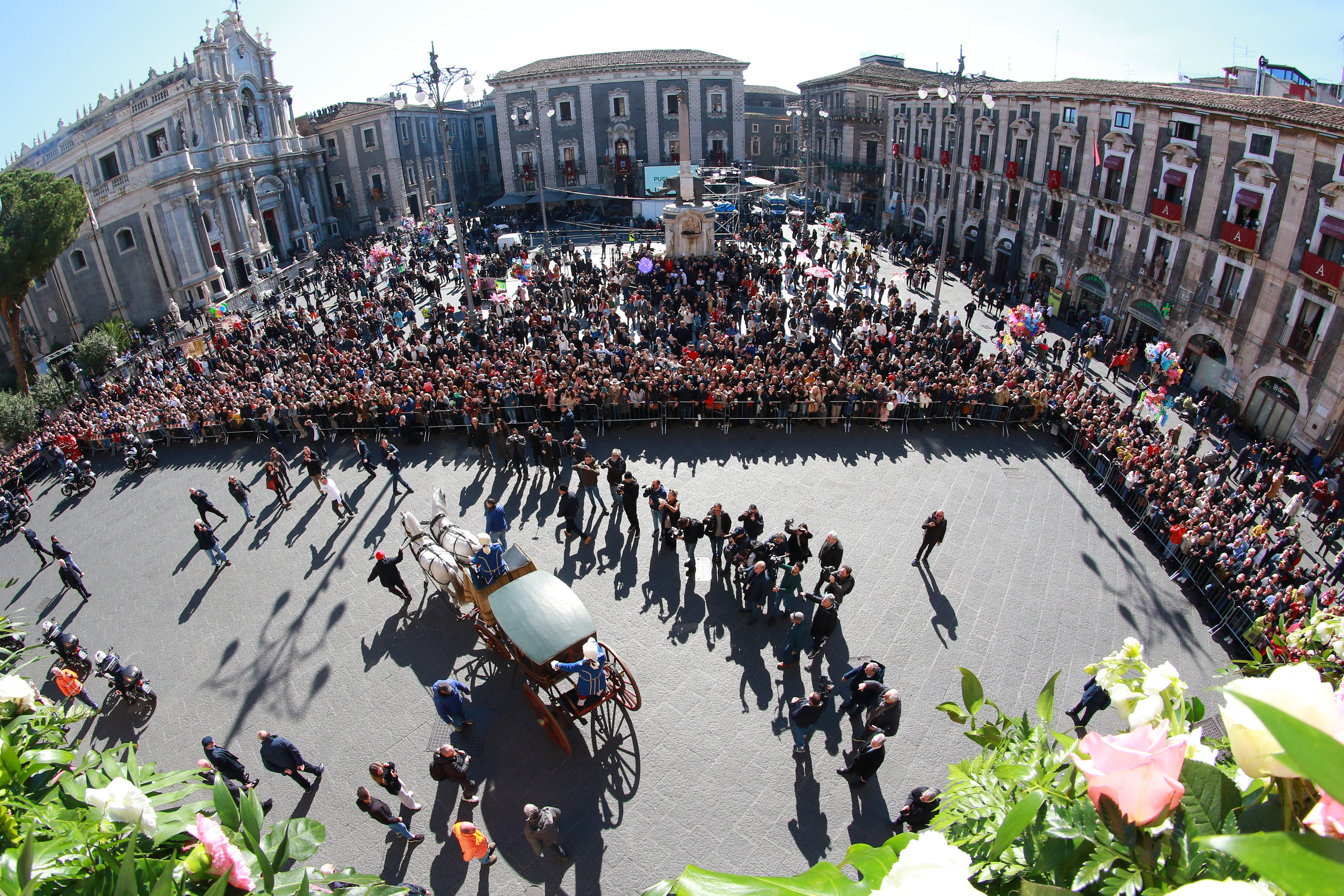 Carrozza del Senato e offerta della cera: al via ufficialmente la festa di Sant’Agata – FOTO e VIDEO Carrozza del Senato e offerta della cera: al via ufficialmente la festa di Sant’Agata – FOTO e VIDEO