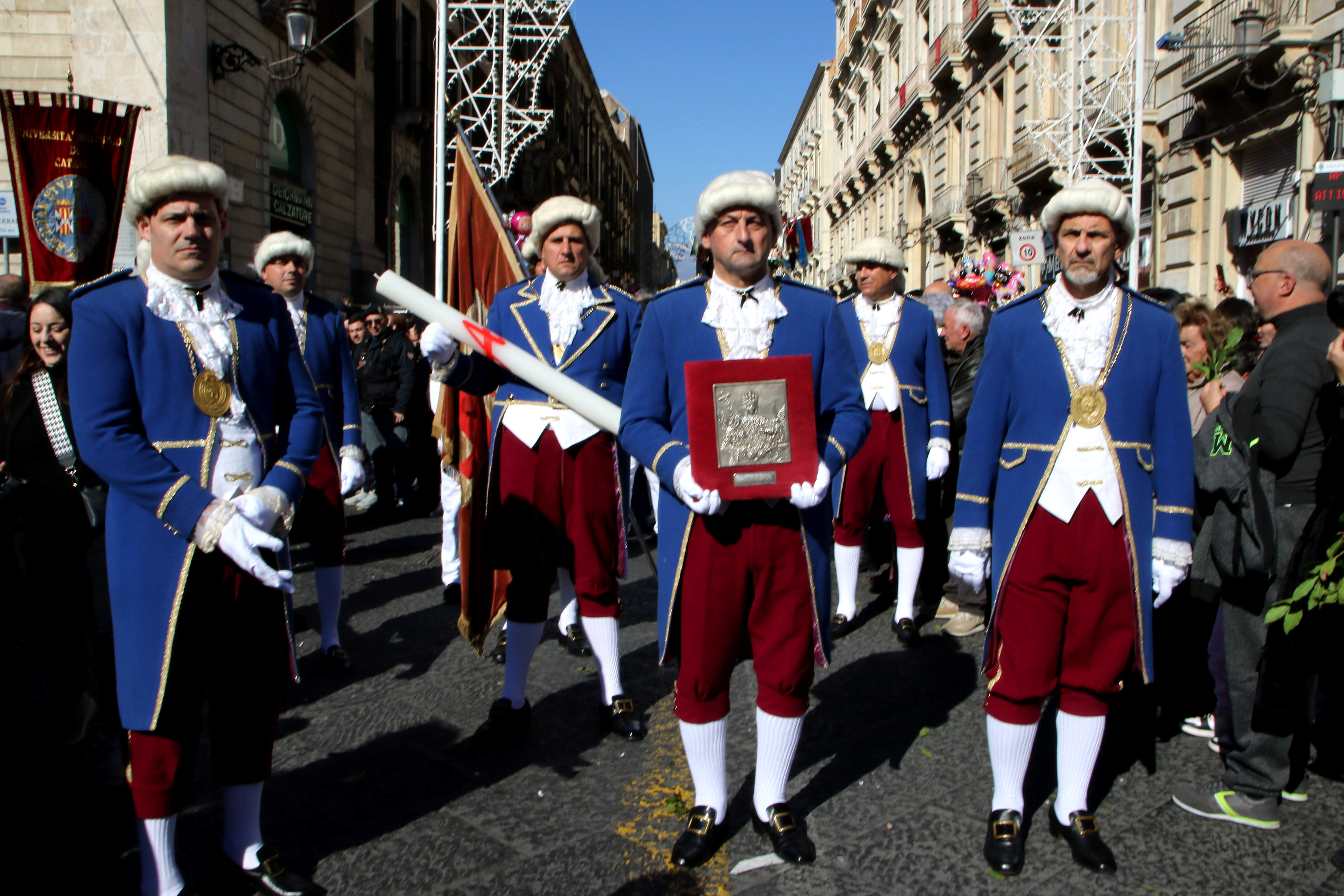 Carrozza del Senato e offerta della cera: al via ufficialmente la festa di Sant’Agata – FOTO e VIDEO Carrozza del Senato e offerta della cera: al via ufficialmente la festa di Sant’Agata – FOTO e VIDEO