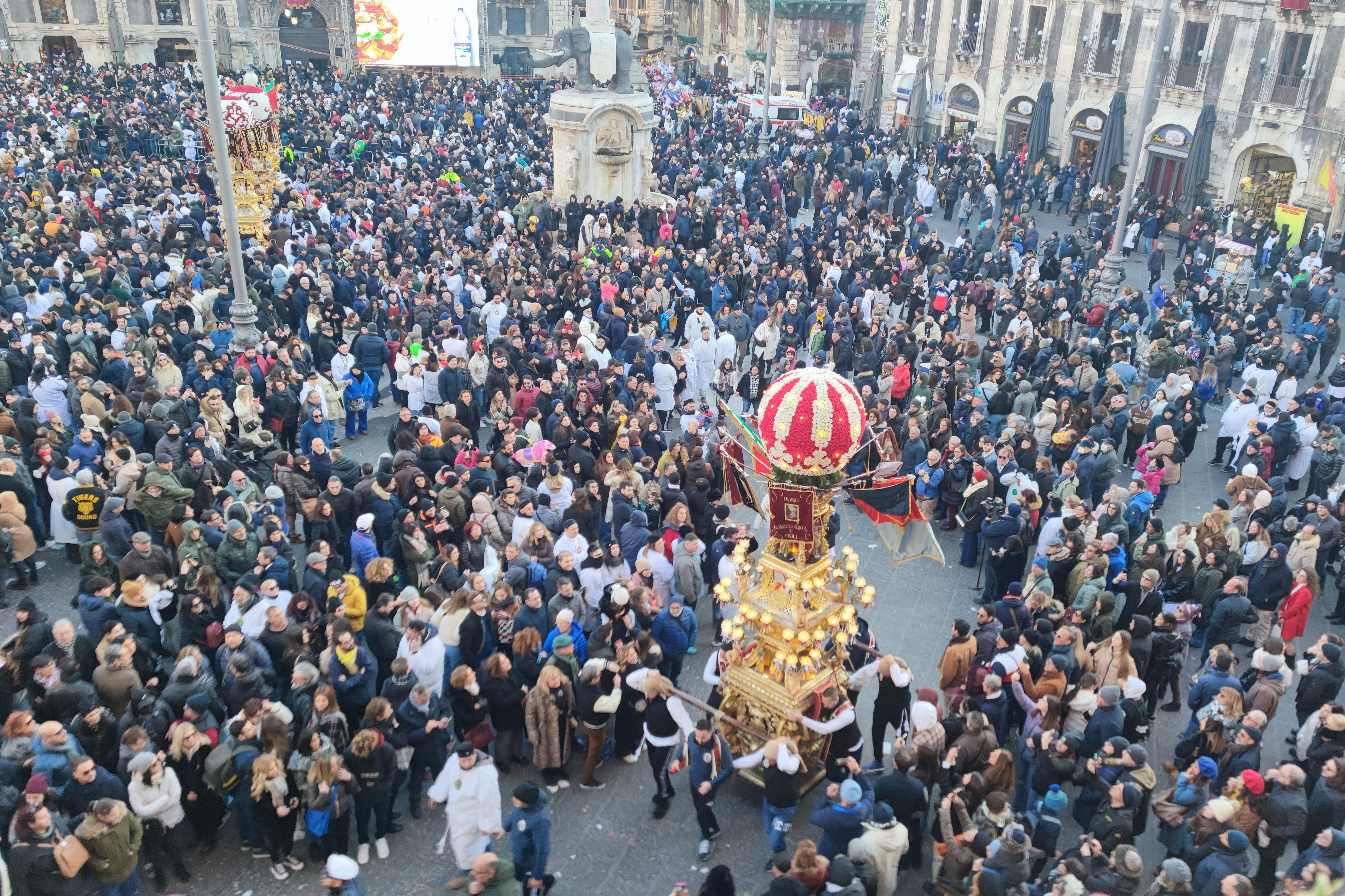 Sant’Agata 2023, il giro interno: la martire esce dalla Cattedrale – FOTO e VIDEO