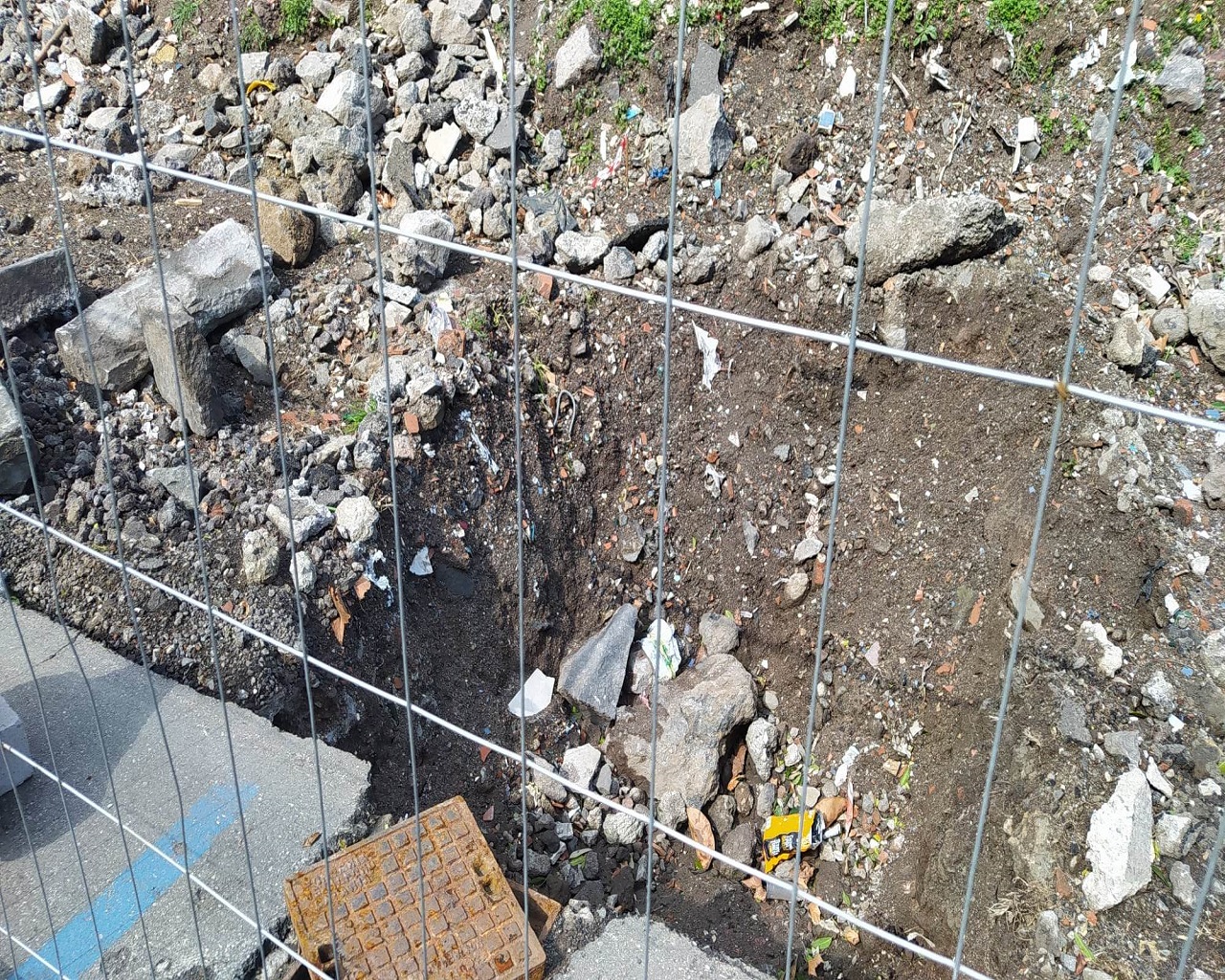 Parcheggio impossibile, il cantiere e le barriere in strada in viale Raffaello Sanzio – FOTO