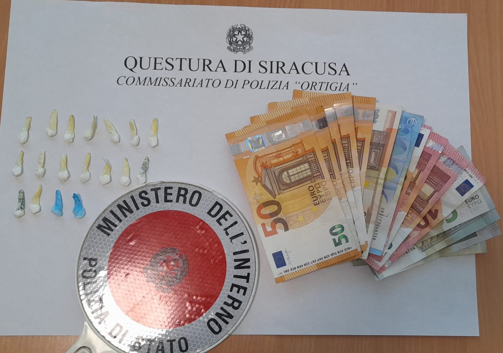 Pusher beccato con la droga in mano, arrestato 22enne a Siracusa