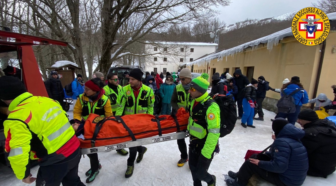 Etna, in 12 bloccati in quota per il forte vento: salvati dal Soccorso Alpino