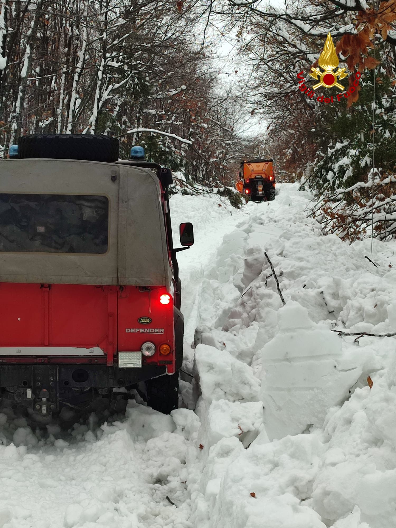 Pedara, i Vigili del Fuoco recuperano uomo bloccato da un metro di neve