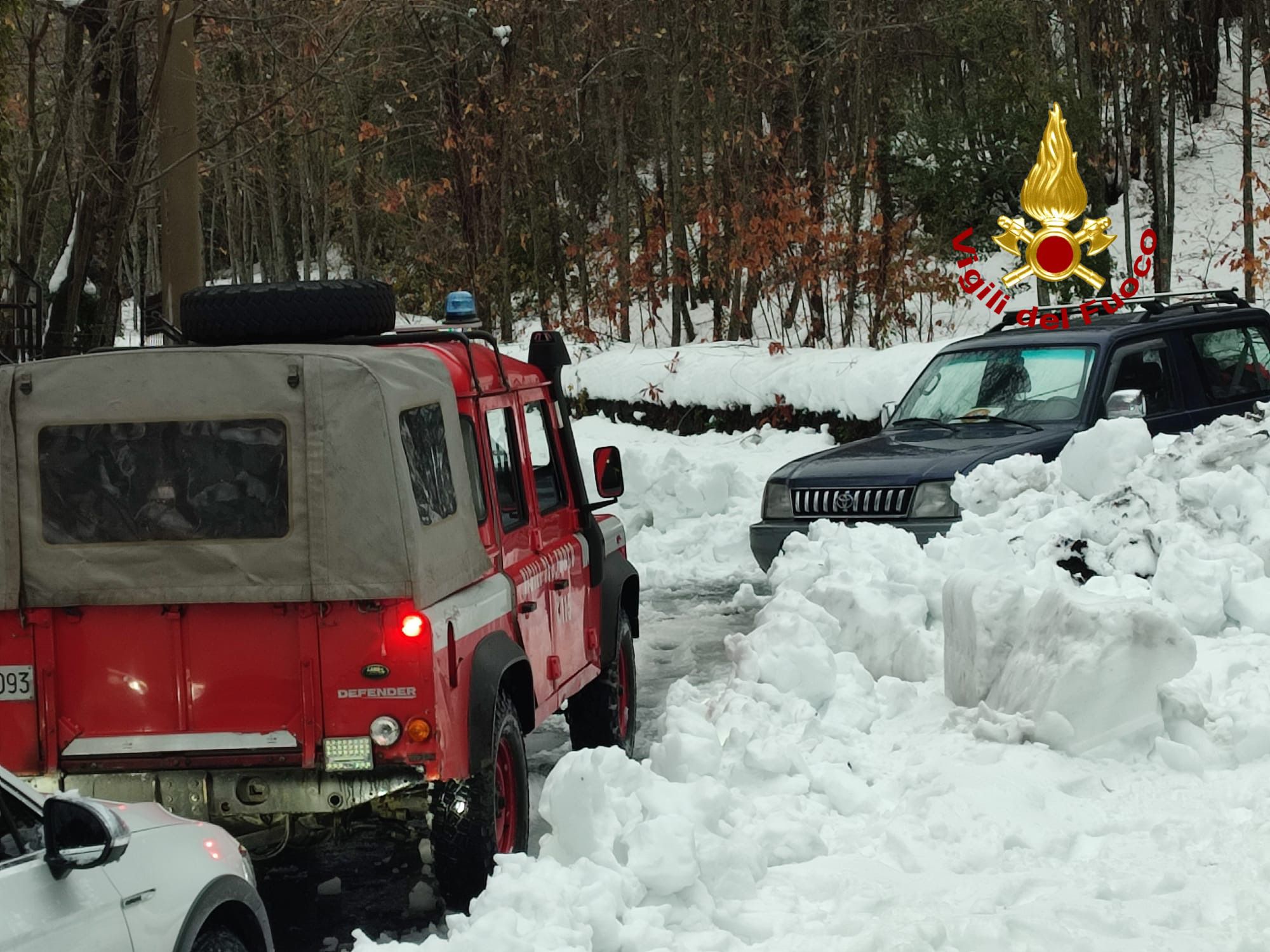 Pedara, i Vigili del Fuoco recuperano uomo bloccato da un metro di neve