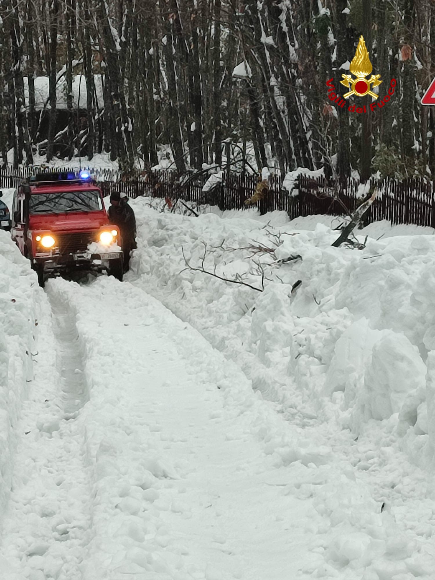 Pedara, i Vigili del Fuoco recuperano uomo bloccato da un metro di neve