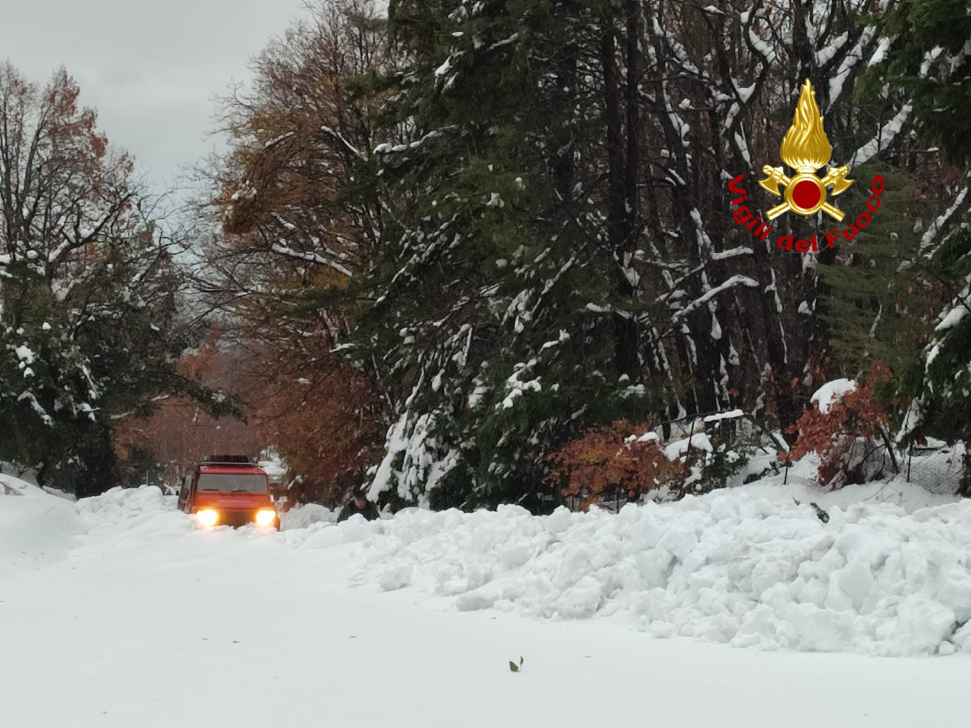 Pedara, i Vigili del Fuoco recuperano uomo bloccato da un metro di neve