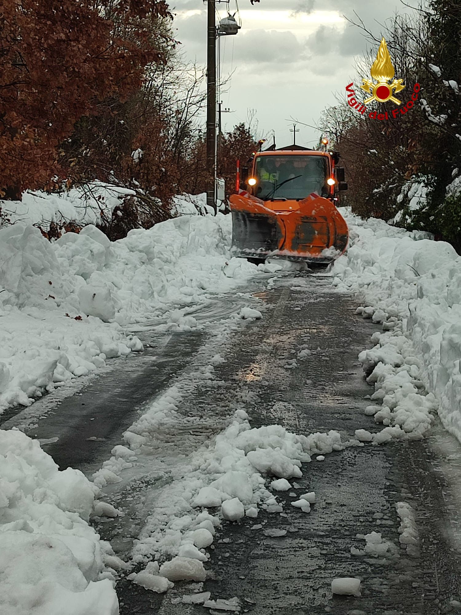 Galleria foto 'Pedara, i Vigili del Fuoco recuperano uomo bloccato da un metro di neve' - foto 5