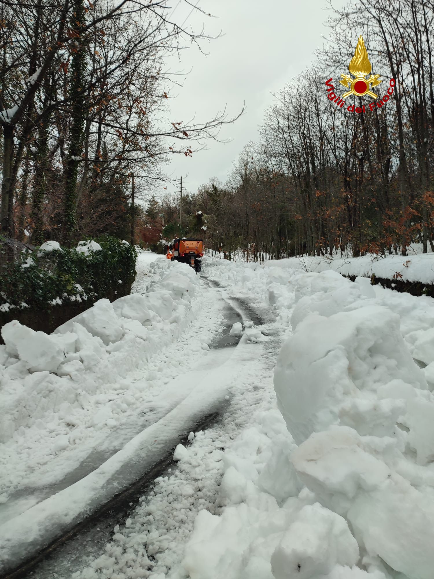 Pedara, i Vigili del Fuoco recuperano uomo bloccato da un metro di neve