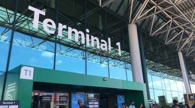 Aeroporti, a Fiumicino ok a bottigliette d’acqua e portatili in valigia: tutte le novità