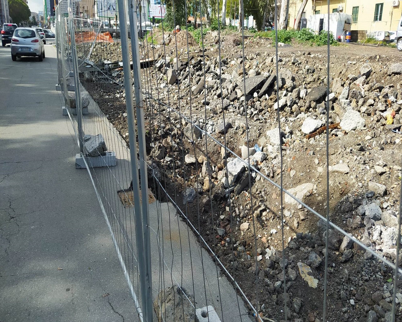 Parcheggio impossibile, il cantiere e le barriere in strada in viale Raffaello Sanzio – FOTO