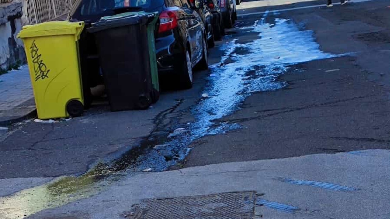 Catania, liquami e sporcizia in strada nel quartiere Borgo-Sanzio: la protesta dei residenti