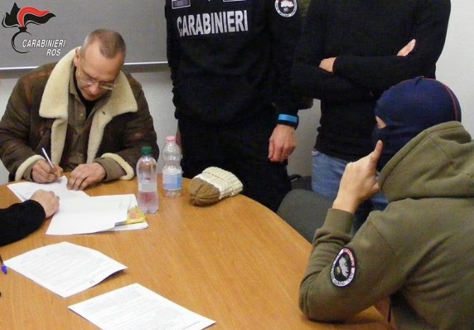 Messina Denaro, il boss firma il verbale del suo arresto, le Foto