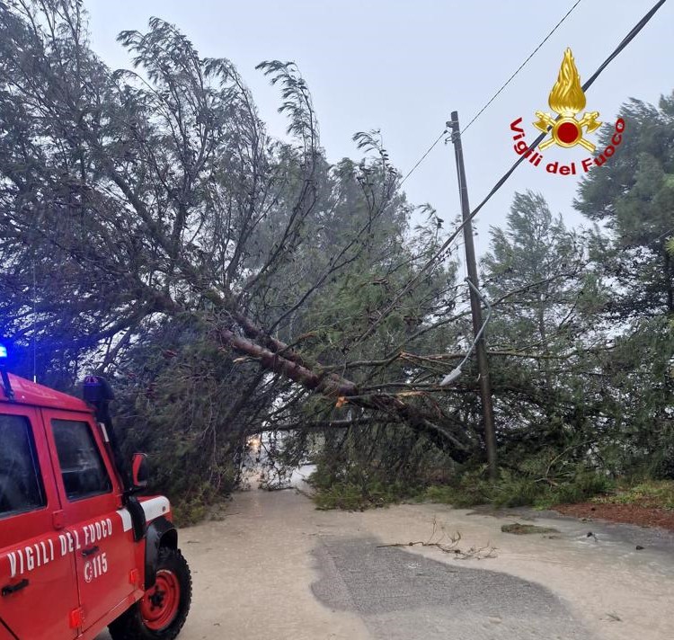 Dal vento incessante agli allagamenti, Sicilia “devastata” dal maltempo – FOTO