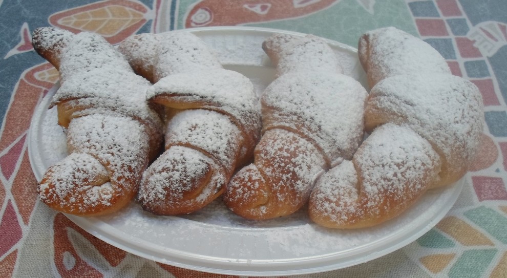 Mangia una brioche alla crema e va in shock anafilattico: ricoverata in ospedale