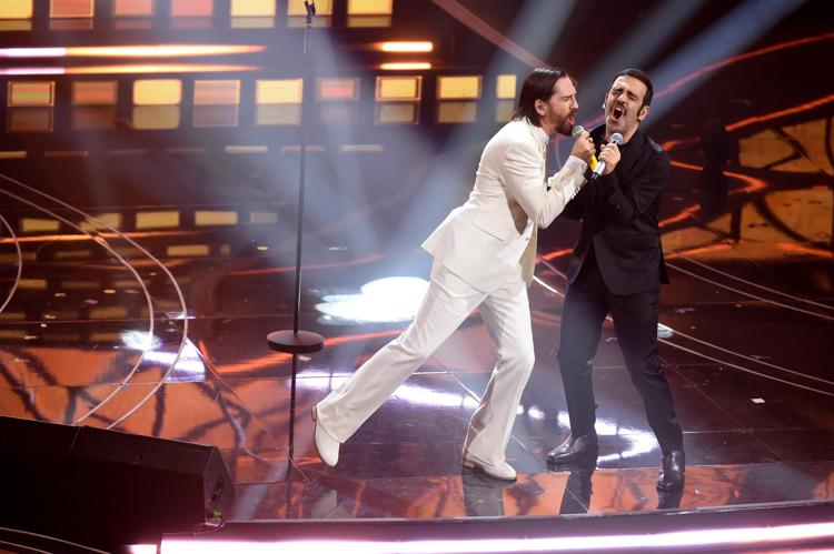 Sanremo 2023, Colapesce Dimartino fanno il pieno di premi con “Splash”