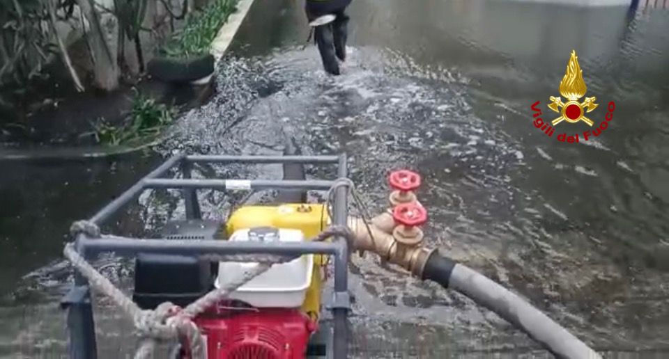 Maltempo, paura a Riposto: condominio interamente ricoperto d’acqua