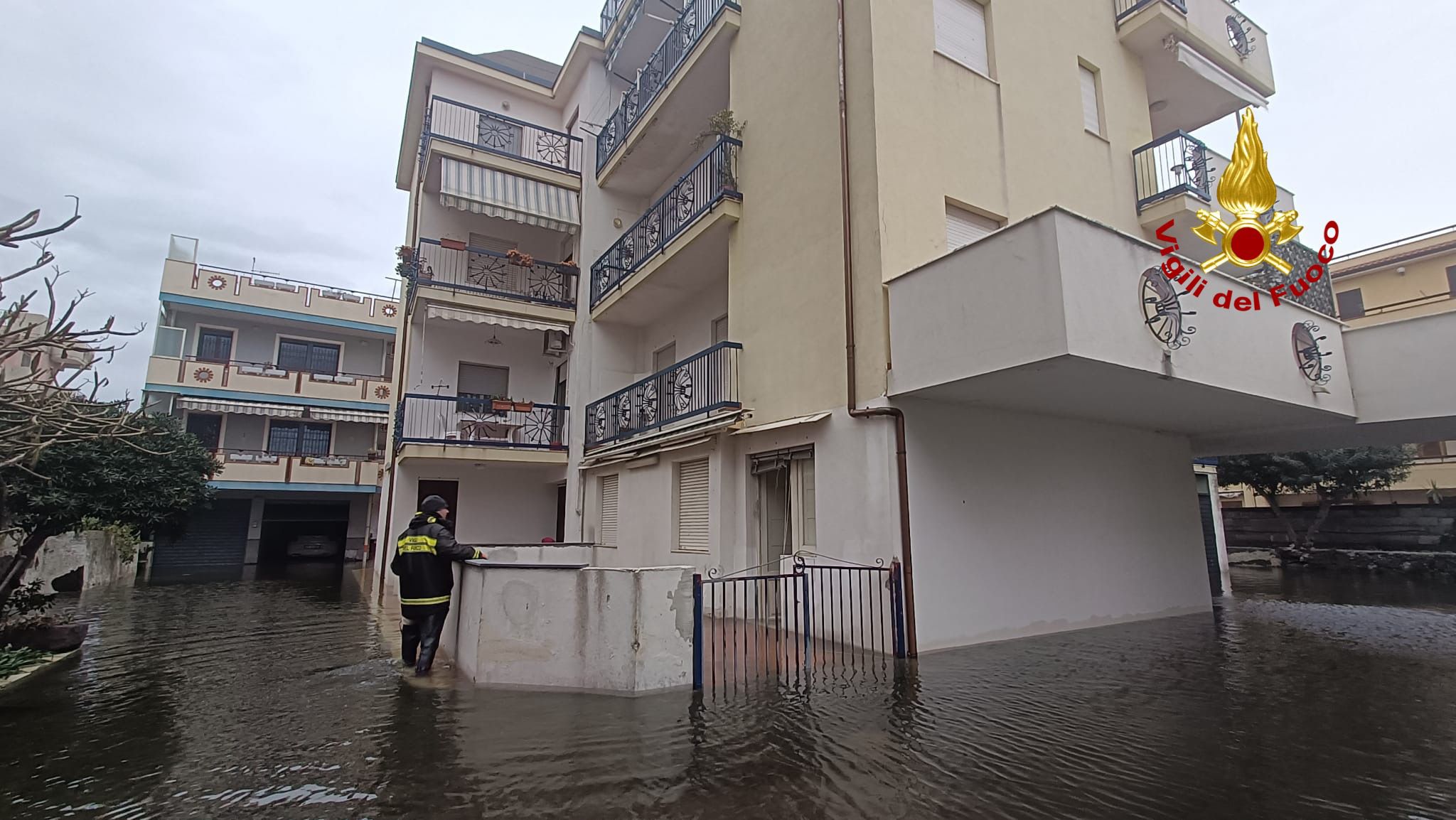 Maltempo, paura a Riposto: condominio interamente ricoperto d’acqua