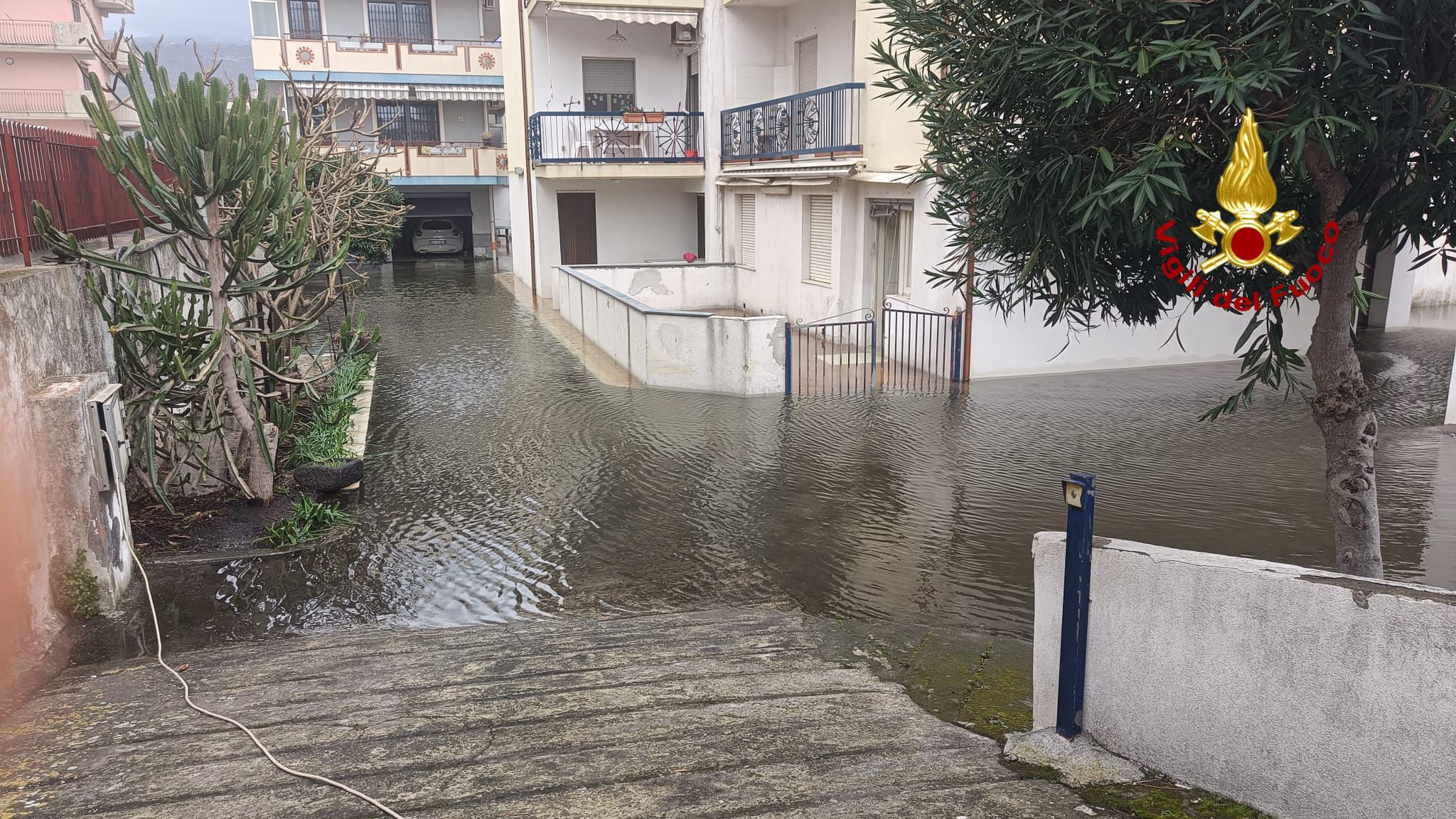 Maltempo, paura a Riposto: condominio interamente ricoperto d’acqua