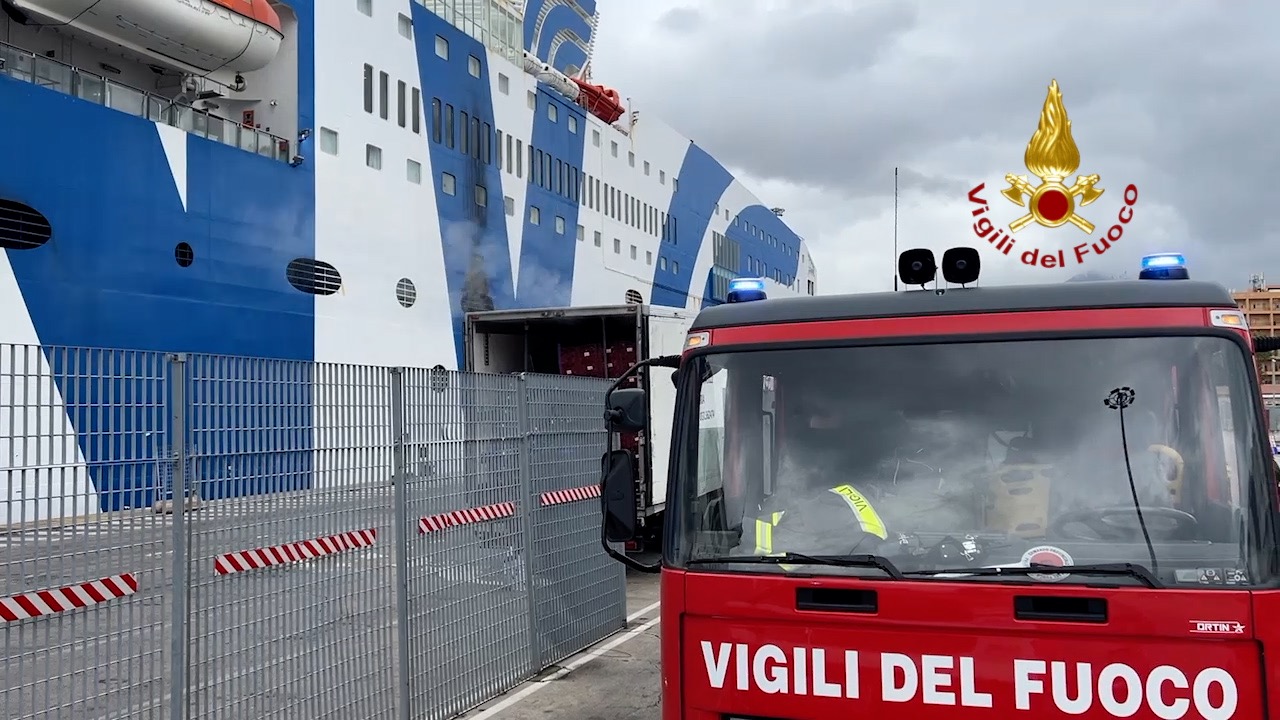 Incendio traghetto a Palermo, vigili del fuoco al molo Santa Lucia per rogo container