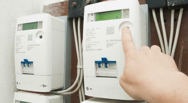 Librino, un’intera palazzina era allacciata abusivamente alla luce: 30 denunciati