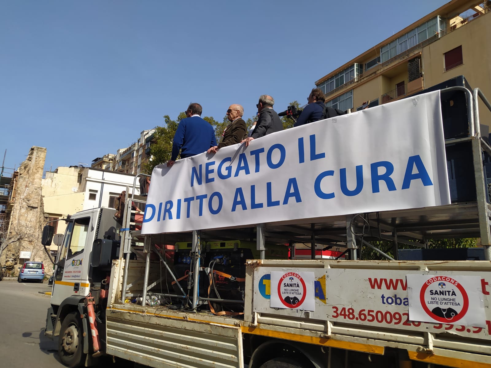 Sanità privata in piazza contro l’assessore Volo: le voci e le immagini della protesta
