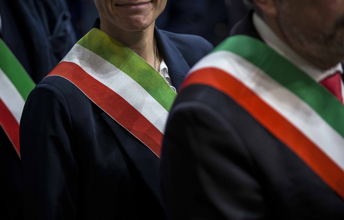 Merano, la neosindaca Katharina Zeller si toglie la fascia tricolore e finisce nel caos