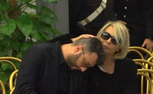 Costanzo: in centinaia in fila per l’ultimo saluto in Campidoglio: Maria De Filippi e Fiorello alla camera ardente