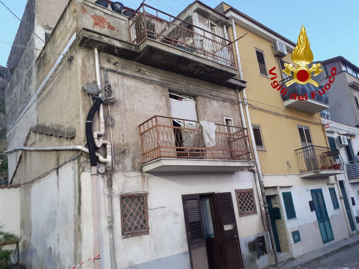 Tragedia all’alba, il guasto e l’incendio “killer” in casa: morta donna