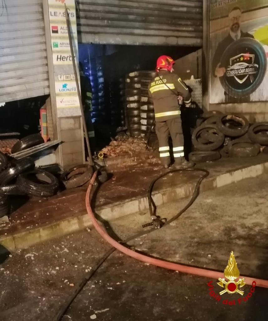 Catania, incendio in un’officina per pneumatici: evacuati appartamenti soprastanti