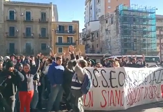 Palermo, bloccato ingresso scuola: studenti protestano contro il freddo